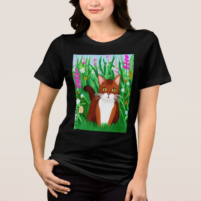Little Ginger Brown Kitty in einem Feld der Blume Tri-Blend Shirt (Vorderseite)