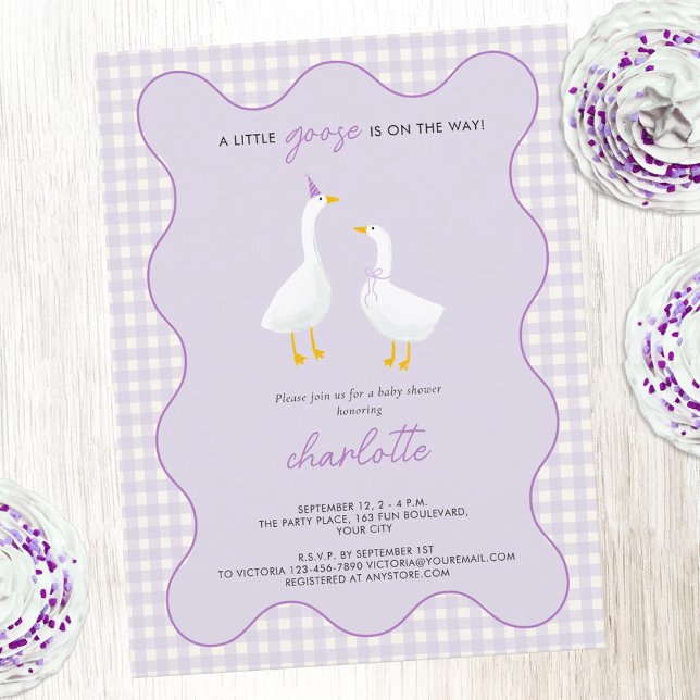 Little Gingham Lilac Baby Shower Einladung Postkarte (A little goose is on the way cute geese themed pastel lilac purple gingham check baby shower invite)
