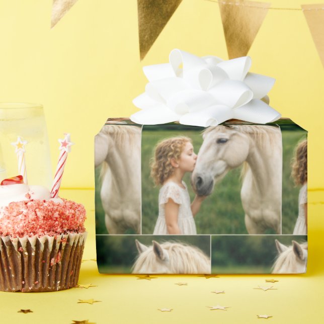 Little Girl Kissing Her Horse Geschenkpapier (Geburtstagsparty)