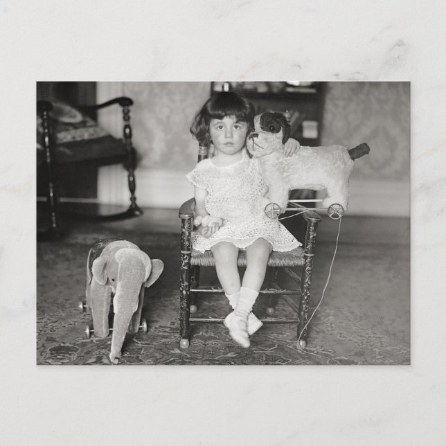 Little Girl with Stuffed Toys, 1922 Postkarte (Vorderseite)
