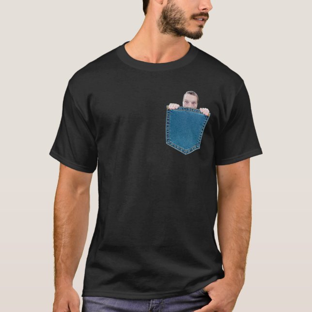 Little Guy Peeking Out Of Fake Pocket T-Shirt (Vorderseite)