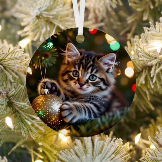 Little Kitten on Christmas Tree Personalized Ornament Aus Metall (InSitu)