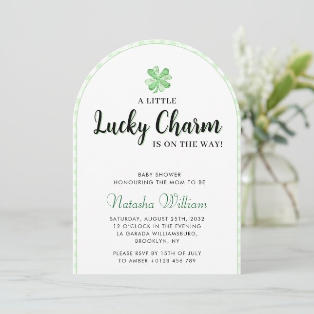 Little Lucky Charm | St Patrick's Baby Shower Arch Einladung (Stehend Vorderseite)