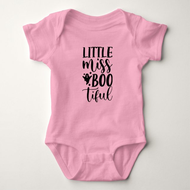 "Little Miss Bootiful" Halloween-Typografie Baby Strampler (Vorderseite)