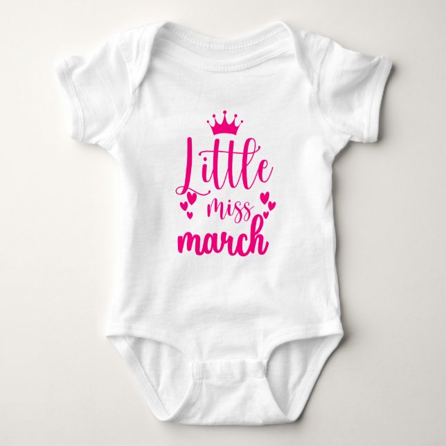 Little Miss März Baby Strampler (Vorderseite)