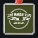 Little Missouri River Arkansas Kayaking Ornament Aus Metall<br><div class="desc">Der Missouri-Fluss beginnt im Western Arkansas südöstlich von Mena und fließt frei durch die Ouachita-Berge und landschaftliche Gebiete des Ouachita-Nationalwaldes,  zu denen die kleinen Missouri-Fälle und die Erholungsgebiete Albert Pike zählen.</div>