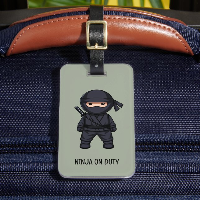 Little Ninja Warrior on Sage Green Gepäckanhänger (Vorderseite Insitu 2)