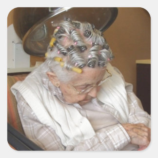 LIttle Old Lady Schlafen unter Haartrockner Quadratischer Aufkleber