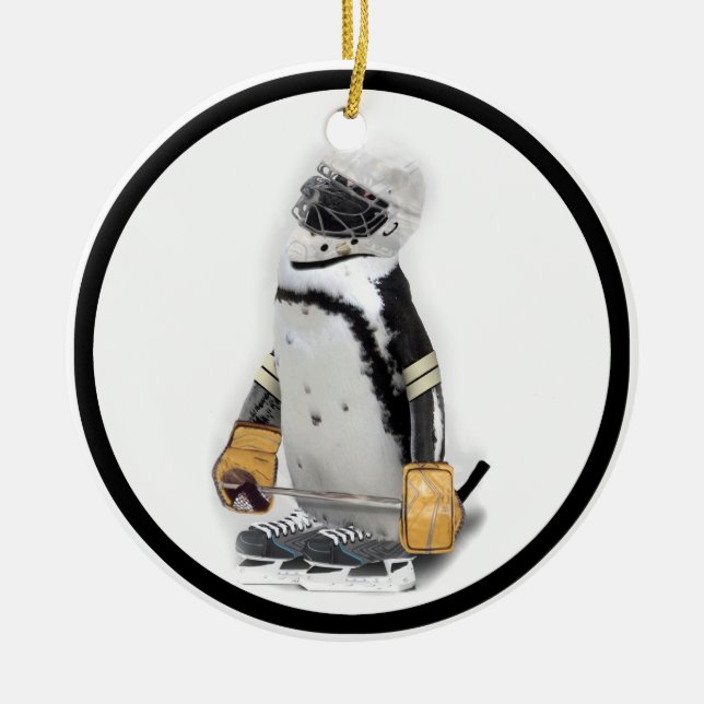 Little Penguin Wearing Hockey Gear Keramikornament (Vorne)