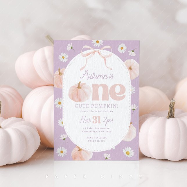 Little Pumpkin 1st Birthday Daisies Lila Bow Einladung (One Cute Pumpkin! Girl's 1st birthday invitation with purple background, pumpkins and daisy flowers.)