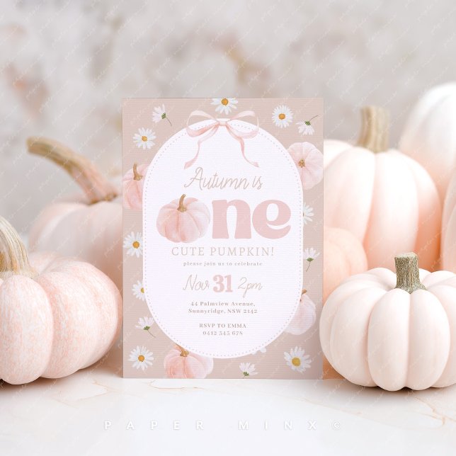 Little Pumpkin 1st Birthday Daisies Neutral Bow Einladung (One cute pumpkin! Girl's 1st birthday invitation neutral background pumpkins, daisy flowers and bow)