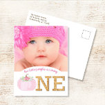 Little Pumpkin 1st Birthday Girl Einladung Postkarte<br><div class="desc">Dieses rustikale, boho, fallthematische erste Geburtstagsdesign bietet einen hübschen, rosa Wasserfarbe Kürbis mit Blume mit Platz für ein Foto überzogen! Klicken Sie auf die Schaltfläche Anpassen für mehr Flexibilität beim Hinzufügen Ihres Textes! Variationen dieses Designs, zusätzliche Farben sowie koordinierende Produkte sind in unserem Shop, zazzle.com/doodlelulu* verfügbar. Kontaktieren Sie uns, wenn...</div>