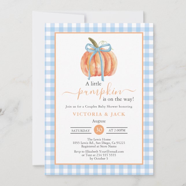 Little Pumpkin Blue Gingham Fall Baby Shower Einladung (Vorderseite)