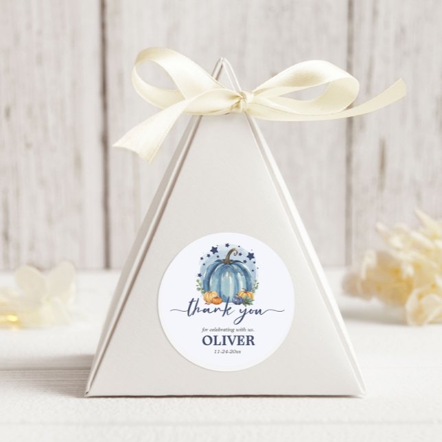 Little Pumpkin Boy Blue Baby Dusche Danke Runder Aufkleber (roun sticker for party favors or envelopes baby boy blue baby shower fall pumpkin)