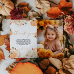 Little Pumpkin Erstes Foto Geburtstag Danke-Card Einladung<br><div class="desc">Einführen unserer Little Pumpkin First Birthday Foto Dankeschön Card, entworfen, um eine persönliche und charmante Touch zu Ihren Dankeschön-Notizen hinzuzufügen. Die Karte mit einem bezaubernden Kürbisdesign und warmen Herbstfarben bietet Platz für ein besonderes Foto Ihres Kleinen. Ideal, um sich zu bedanken und die Geburtstagsfeier Ihres Kindes noch unvergesslicher und herzlicher...</div>