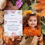 Little Pumpkin wandelt sich ein Foto am Geburtstag Einladung<br><div class="desc">Mit einem **Little Pumpkin Turning One Birthday Foto Invitation** erleben Sie den Charme Ihres ersten Geburtstages. Diese bezaubernde Einladung bietet ein süßes Kürbisthema, das sich perfekt für eine Herbstfeier eignet. Passen Sie es mit dem Foto Ihres Kindes an, um eine persönliche Touch hinzuzufügen, und laden Sie Freunde und Familie ein,...</div>