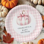 Little Pumpkin's Pink Gingham Pappteller<br><div class="desc">Feiern Sie die Ankunft eines neuen Bundles der Freude mit unserem charmanten Pink und Weiß Gingham Baby Dusche Design mit einem bezaubernden weißen Kürbis mit einem klassischen Gingham Muster. Dieses Design, das sich ideal für die Dusche eines kleinen Mädchens eignet, verbindet Eleganz und Spielerlichkeit und macht es zu einer unvergesslichen...</div>