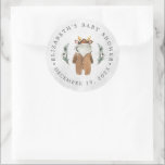 Little Reindeer | Christmas Baby Dusche Gefallen Runder Aufkleber<br><div class="desc">Nichts ist aufregender, als ein neues Freudenbündel in die Welt zu begrüßen. Dieses wertvolle Baby, das von oben geschickt wird, sollte mit einer eleganten und dennoch skurrilen Babydusche gefeiert werden. Dieses Thema ist so niedlich und würde perfekt funktionieren, nicht nur für einen Jungen, sondern auch für ein Mädchen! Fügen Sie...</div>