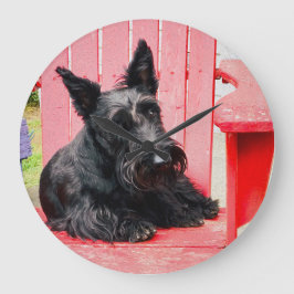 Little Scottie in einem großen roten Stuhl Große Wanduhr