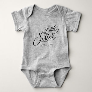 Little Sister Custom Due Date Ankündigung Baby Strampler