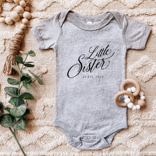 Little Sister Custom Due Date Ankündigung Baby Strampler