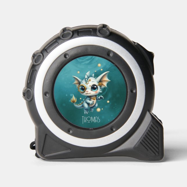 Little Steam Dragon – Professional Chaos Engineer. Maßband (Vorderseite)