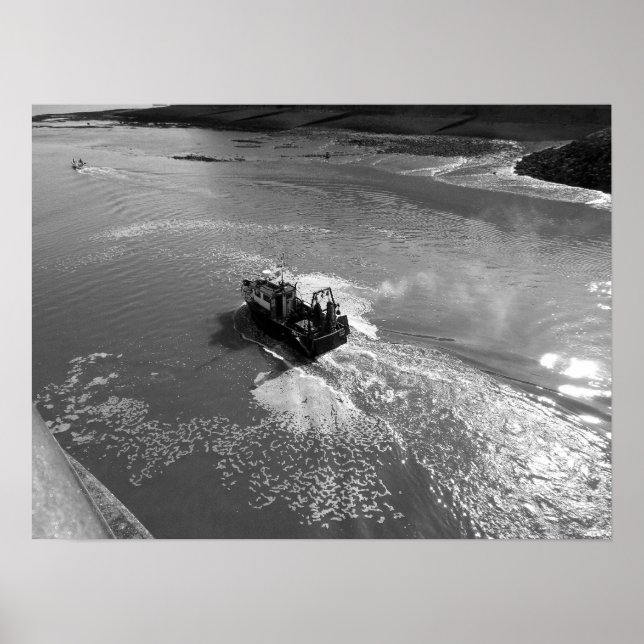 Little Trawler, Cardiff Bay Harbour - Black and Wh Poster (Vorne)