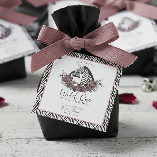 Little Wild One Zebra Safari Baby Shower Geschenkanhänger (Wild One Favor Tags. Cute Black White Pink Mauve Baby Zebra and Mommy Zebra with Zebra Print Pattern)