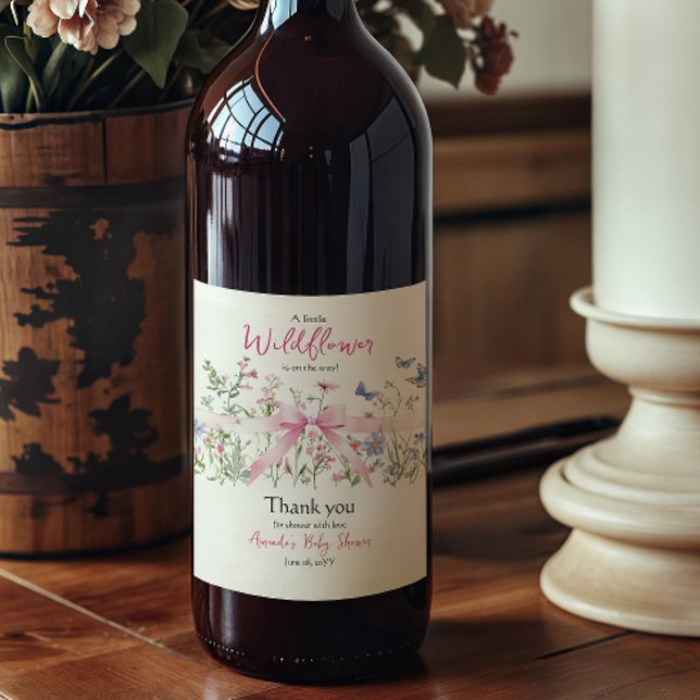 Little Wildflower Floral Girl Pink Bow Baby Shower Weinetikett (Von Creator hochgeladen)