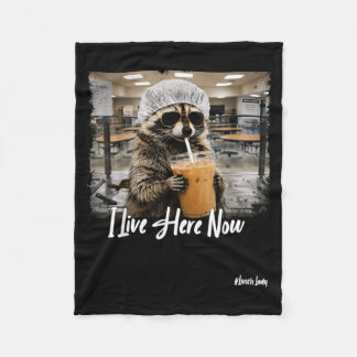 Live Here Now Waschbär Mittagessen Dame Erster Tag Fleecedecke