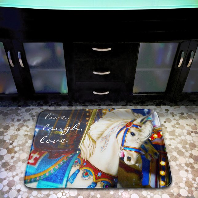 Live-Lachen Liebe Zitat Weißes Karussell-Foto Badematte (Von Creator hochgeladen)