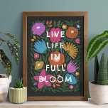 Live-Leben in voller Blüte Frische Kunst drucken Poster<br><div class="desc">Dieser farbenfrohe Kunstdruck zeichnet sich durch ein handgezeichnetes Blumendesign in magenta / fuchsienrosa, orange, goldgelb, lila, blau und grün aus, das auf einem farblich angepassten Hintergrund (schwarz) dargestellt ist. Der Kunststil ist fast kreideartig/pastellfarben. Der moderne Text lautet: "Leben in voller Blüte" in Weiß - ein großartiges Geschenk! *Kunstwerke, die ausschließlich...</div>