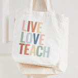 Live-Liebe Unterricht Rainbow Lehrer Wertschätzung Tragetasche<br><div class="desc">Überraschen Sie den Lehrer in Ihrem Leben oder in Ihrer Leckerei selbst (wenn Sie Lehrer sind),  um diese farbenfrohe Tasche,  mit kühnen,  farbenfrohen Typografie.</div>