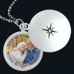 Lived Beyond Words Personalisiertes Foto Medaillon<br><div class="desc">Elegantes Foto-Schloss, um einen verloren gegangenen Lieben nah behalten. Die Vorlage ist Set für Sie, um Ihr eigenes Foto hinzuzufügen und Sie können auch alle Texte bearbeiten, wenn Sie möchten. Die Formulierung liegt auf einem halbtransparenten Grenzüberhang, oberhalb Ihres Fotos. Der Beispieltext liest in der modernen Großtypografie "liebte jenseits von Worten,...</div>
