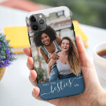 Livin the Besties Life Quote Blue Friends Foto<br><div class="desc">Individuelle beste Freundin Foto iPhone Case. Die Fotovorlage ist für Sie ein Set, um Ihr eigenes Bild von Ihnen und Ihrem/Ihren besten Freund(en) hinzuzufügen - das im Porträtformat angezeigt wird. Das Design wird mit dem Zitat "Leben in den Bestien Leben" in eleganter Handschrift und moderner Typografie geschrieben. Es hat eine...</div>