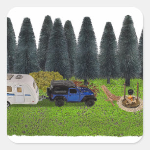 LKW mit einem Pull-Camper im holzgeräumten Lager Quadratischer Aufkleber