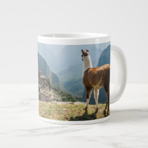 Llama mit Blick auf Ruinen Machu Picchu, Peru Jumbo-Tasse