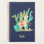 Llama und Cactus Watercolor Blue Personalisiert Planer<br><div class="desc">Niedliche Lamaszene in Aquarellfarbe, die Sie mit Ihrem Namen oder benutzerdefinierten Text personalisieren können. Dieses hübsche blonde Lama hat eine Blume und Federn im Haar, eine passende Garland und eine traditionelle peruanische Sattelmatte. Sie ist stehend in einem blühenden Kakteen-Garten mit hübschen gelben Blüten. Dies ist ein transparentes Design auf einem...</div>