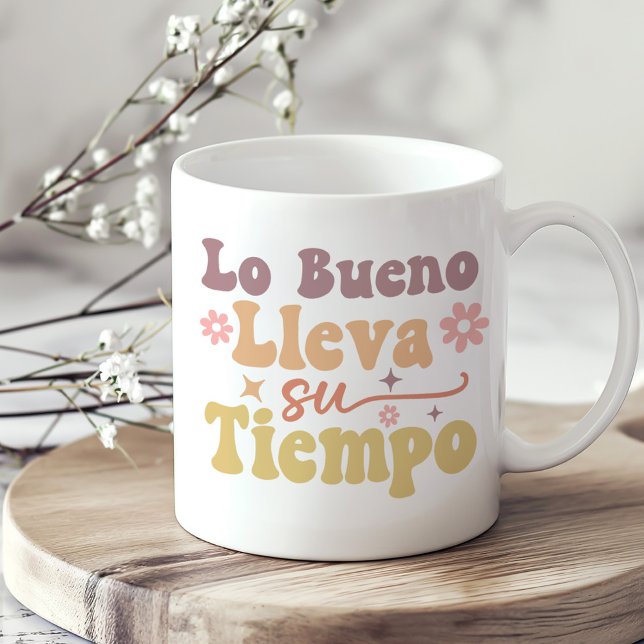 "Lo Bueno Lleva su Tiempo" Boho Inspiration Kaffeetasse ("Lo Bueno Lleva su Tiempo" Boho Inspirational Coffee Mug on a sunny neutral boho kitchen table.)