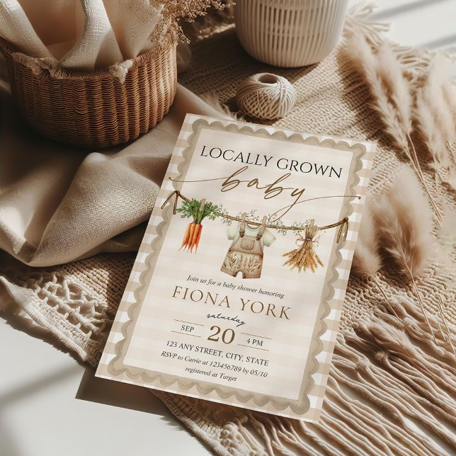 Locally Grown Baby Farmer's Market Beige Gingham Einladung (Locally Grown Baby Beige Gingham Gender Neutral Home Grown Farmer's Market Baby Shower Invitation)