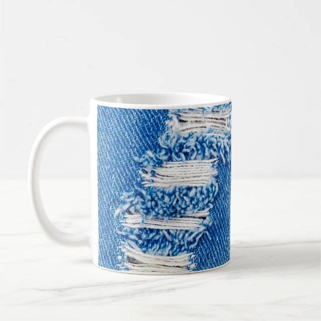Loch auf Denim Jeans. Ripped Destroyed Torn Blue j Kaffeetasse (Links)