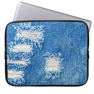 Loch auf Denim Jeans. Ripped Destroyed Torn Blue j Laptopschutzhülle
