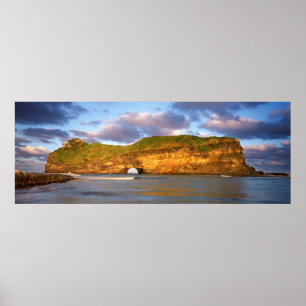 Loch in der Mauer an der wilden Küste Poster