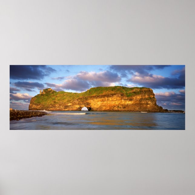 Loch in der Mauer an der wilden Küste Poster (Vorne)