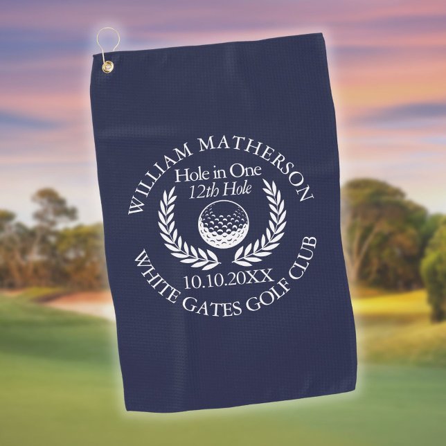Loch in einem Custom Golf Ball Wreath Navy Blue Golfhandtuch (Hole in One Custom Golf Ball Wreath Navy Blue Golf Towel)