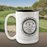 Loch in einem Personalisierten Golfball Zweifarbige Tasse<br><div class="desc">Die klassische Retrogestaltung auf dem Hintergrund eines Golfballs wirkt mit einer alten Briefmarke. Personalisieren Sie den Namen,  die Position Loch Nummer und das Datum,  um einen tollen Golfkeepake zu schaffen,  um dieses fantastische Loch in eins zu feiern. Entwickelt von Thisisnotme©</div>