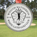 Loch in One Classic Personalisiert Golf Ornament Aus Metall<br><div class="desc">Die klassische Retro-Optik mit altertümlicher Briefmarke. Personalisieren Sie den Namen,  die Position Loch Nummer und das Datum,  um einen großen Golfkeepake zu schaffen,  um dieses fantastische Loch in einem zu feiern. Entwickelt von Thisisnotme©</div>