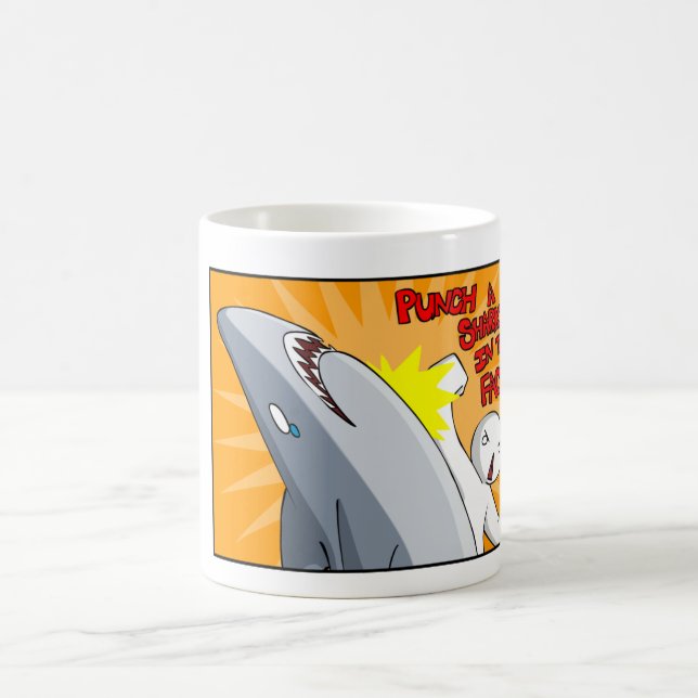 Lochen Sie einen Haifisch im Gesicht Tasse (Mittel)