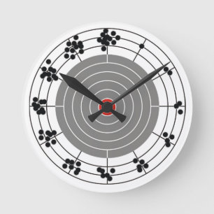 Löcher, ein Loch pro Stunde, um das Ziel herum Runde Wanduhr