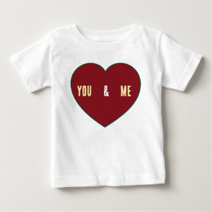 Locker sitzendes T-Shirt